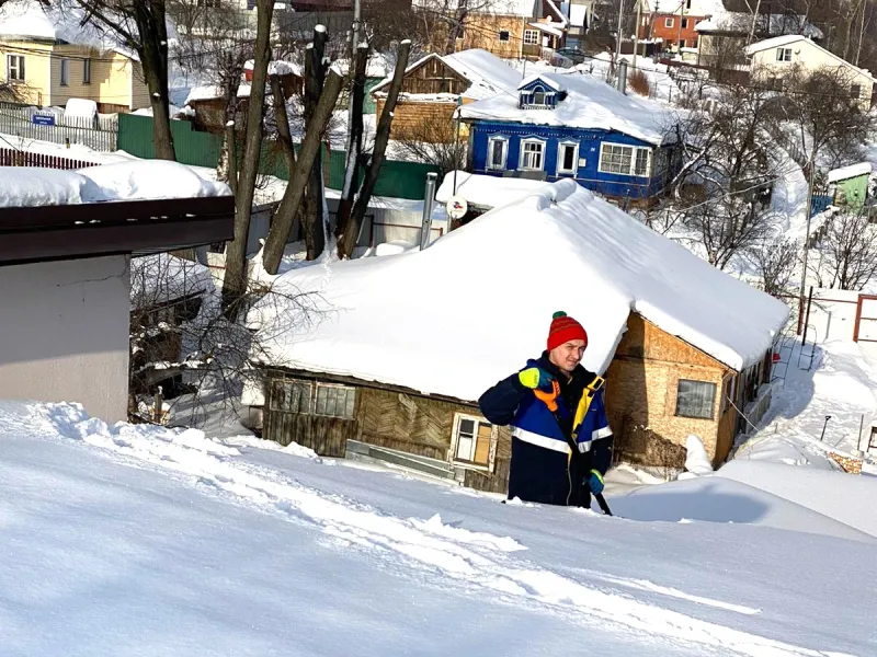 Особенности работы с кровлей в зимний период. Что можно и нужно делать на крыше зимой
