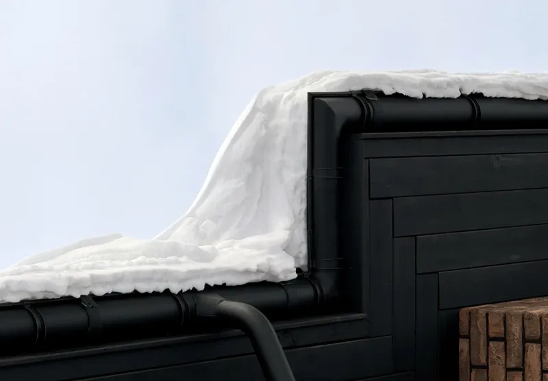 Стиль создают детали: чёрный матовый металлический водосток