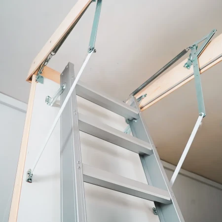 Чердачная люк-лестница Oman Alurus Lite алюминиевая складная 3-х секционная в Санкт-Петербурге фото