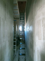 Ножничная лестница Fakro LST 60х120 в разложенном виде в узком коридоре