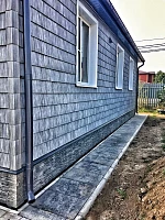 Фасад дома с кровлей Shinglas Ранчо Серый, водосток и отмостка