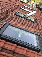 Монтаж окна Fakro FTP U3 на красную кровлю, вид снизу
