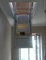 Электрическая чердачная лестница с утепленным люком в процессе раскладывания