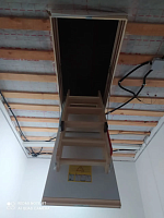 Вид снизу на чердачный люк с раскладной лестницей