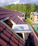 Мансардные окна Fakro FTP-V U4 94x140, вид снаружи на крыше