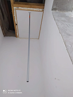 Установленный люк чердачной лестницы в потолке с деревянной рамой