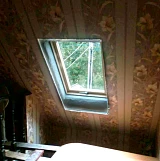 Мансардное окно Fakro FTS U2 в открытом положении, вид изнутри