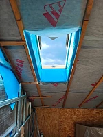 Мансардное окно Dakea KAA 55х98 в скате кровли с мембраной Изоспан