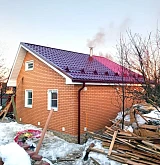 Кирпичный дом с готовой кровлей Grand Line Classic GL и водостоком