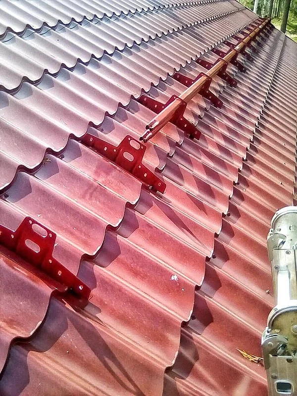 Металлическая кровля с красными снегозадержателями