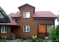 Готовый дом с коричневой кровлей Grand Line и террасой, вид с фасада