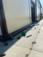 Подготовка к монтажу водосточной системы на складском здании