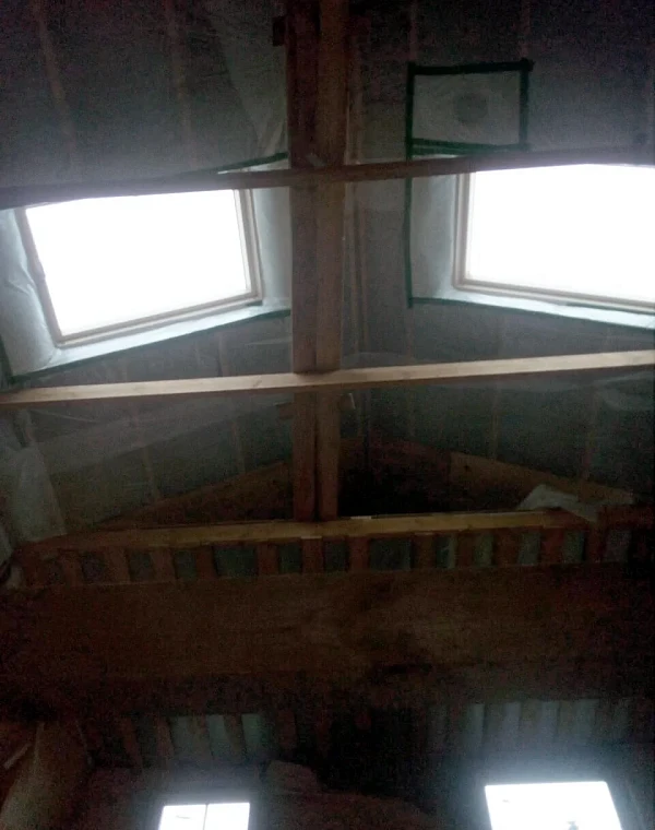 Мансардные окна Fakro FTS U2 Standart 94х140 в процессе монтажа, вид изнутри