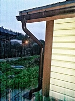 Водосточная система Металл Профиль: желоб и труба коричневого цвета