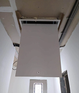 Закрытый люк чердачной лестницы в потолке коридора