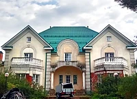 Коттедж с зеленой кровлей Металл Профиль Ламонтерра Norman RAL6005, вид спереди