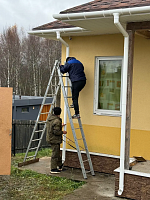 Монтаж водостока Döcke Premium ПВХ, рабочие на лестнице