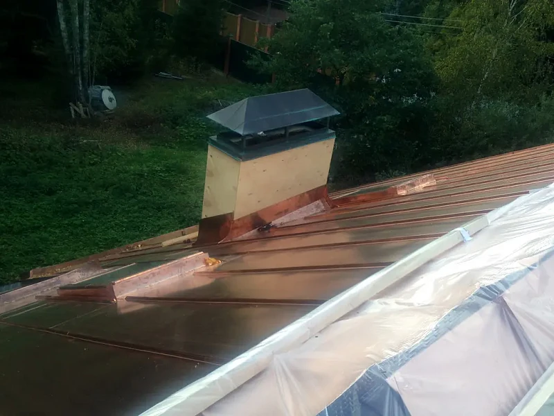 Монтаж медного фальца и снегозадержателей