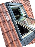 Открытое окно Fakro FTP U3 на красной кровле
