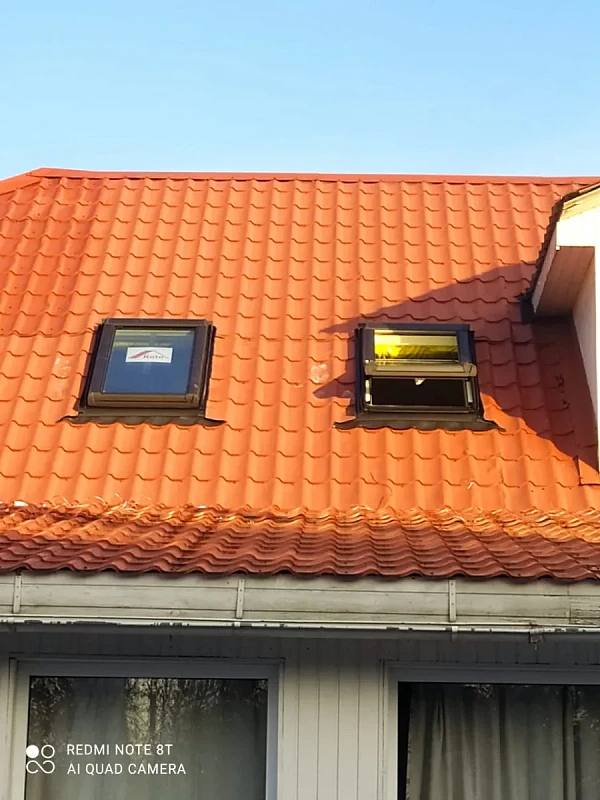 Мансардные окна на крыше из металлочерепицы терракотового цвета