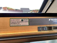 Окно Fakro FTS-V U4 94x118, шильдик с маркировкой и логотипом