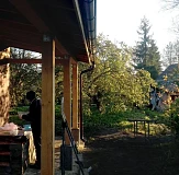 Водосточная система и края кровли из металлочерепицы