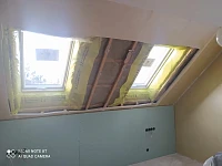 Интерьер мансарды с двумя окнами, обшивка гипсокартоном