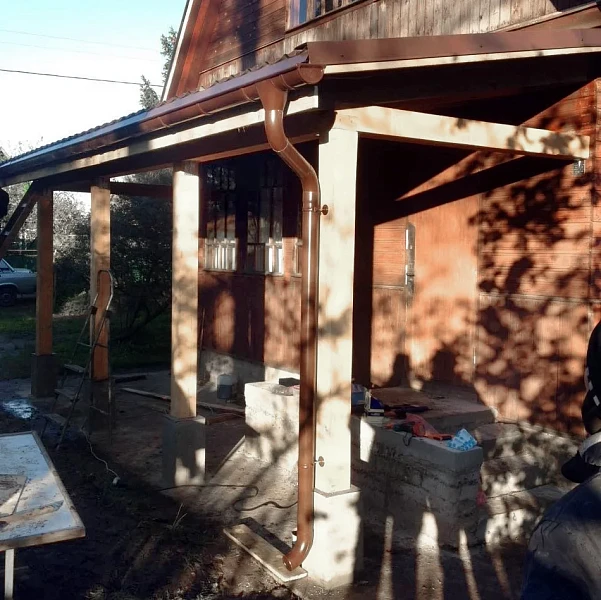 Крыша с металлочерепицей и водосточной системой