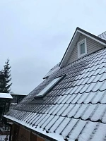 Мансардное окно Fakro FTP-V U4 Profi 78x140, общий вид дома зимой