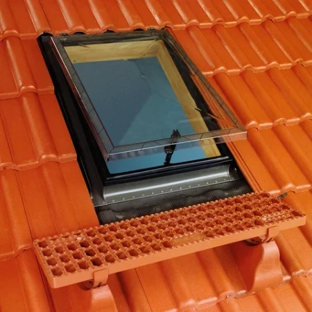Окно-люк Fakro WSZ с универсальным окладом в Санкт-Петербурге фото