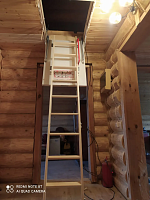 Чердачная лестница с деревянными ступенями, вид снизу