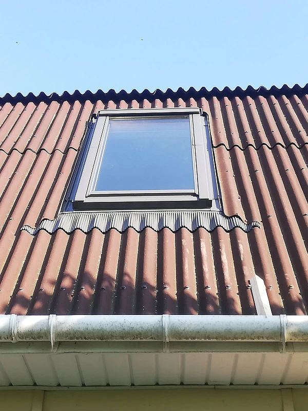 Окно Velux на скате крыши с керамической черепицей