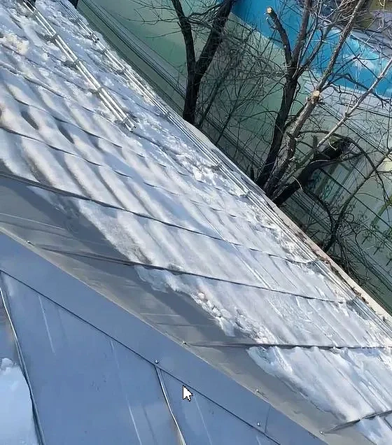 Фальцевая кровля со снегом, вид сверху