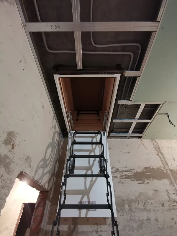 Ножничная лестница Fakro LST 70х120 в разложенном виде, вид снизу