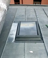 Мансардное окно Fakro FTS U2 78x98 на плоской кровле, вид снаружи