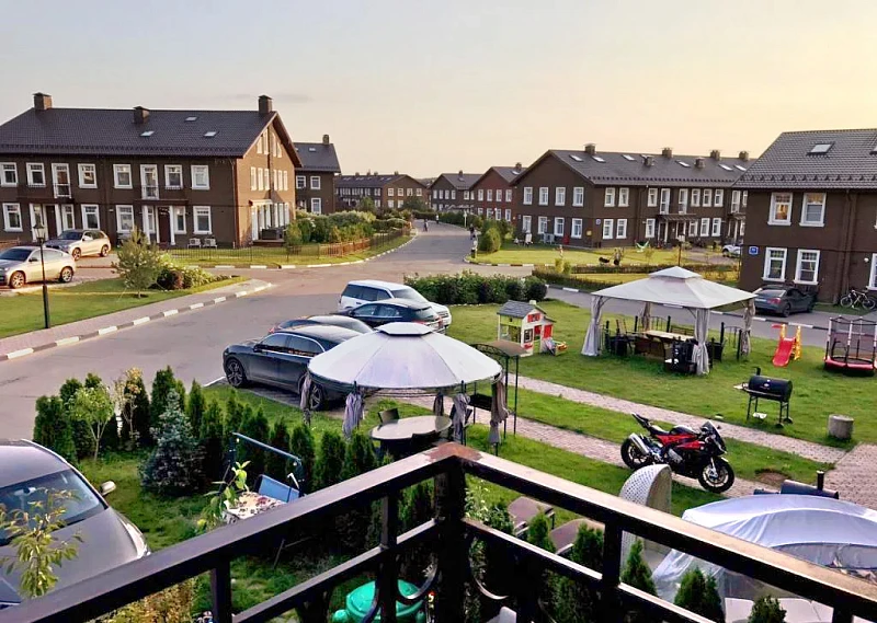 Вид из мансардного окна Fakro FTP-V U4 94x140 на коттеджный поселок