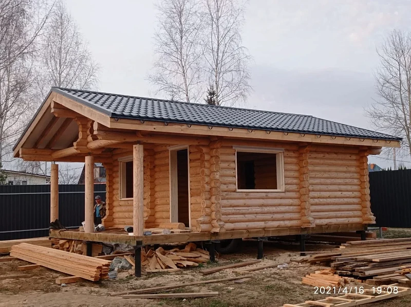 Металлочерепица Grand Line Classic GL Satin RAL 7024 на бревенчатой бане