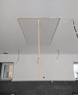 Закрытый люк чердачной лестницы с телескопической ручкой для открывания