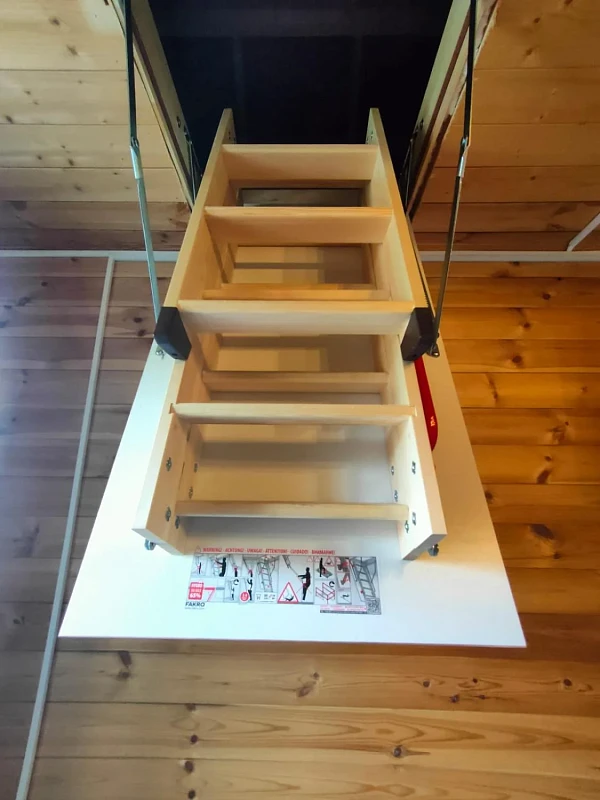 Чердачная лестница Fakro LWK 70x120 в разложенном виде