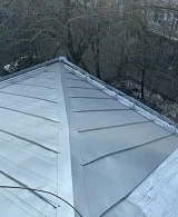 Угол фальцевой кровли с водосточной системой