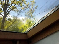 Установка нового стеклопакета в окно Fakro на крыше
