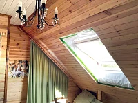 Окно Fakro FTS-V U4 94x118 в интерьере мансарды, процесс монтажа