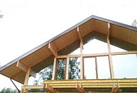 Фронтон фахверкового дома с деревянной отделкой карнизного свеса