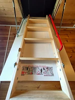 Деревянная лестница Fakro LWK 70х120 с красным поручнем, вид снизу