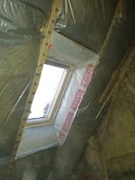 Работа мастеров при установке окна в крышу. Монтаж мансарды.