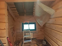 Процесс монтажа мансардного окна Dakea KAV B900 94х118 в срубе