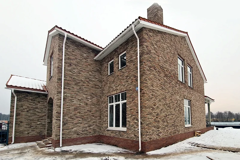 Снегозадержатель и мансардное окно на крыше