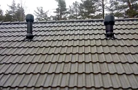 Два вентиляционных выхода Vilpe на крыше из металлочерепицы