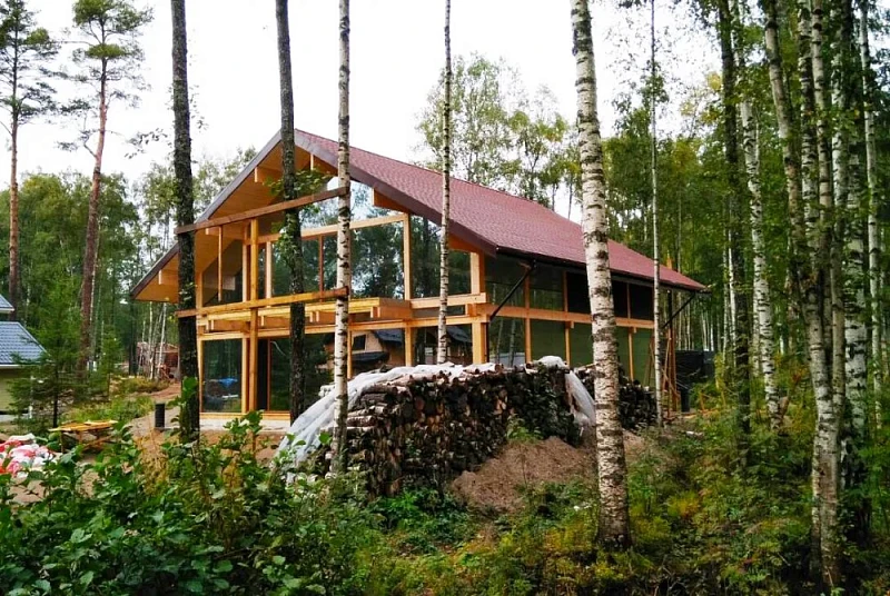 Фахверковый дом с кровлей из мягкой черепицы Shinglas Кантри Огайо в лесу