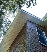 Завершённая отделка свесов и водосточной системы